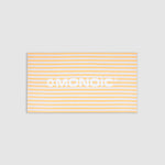 Toalla Monoic blanca con líneas amarillas gruesas y la palabra Monoic escrita horizontalmente.