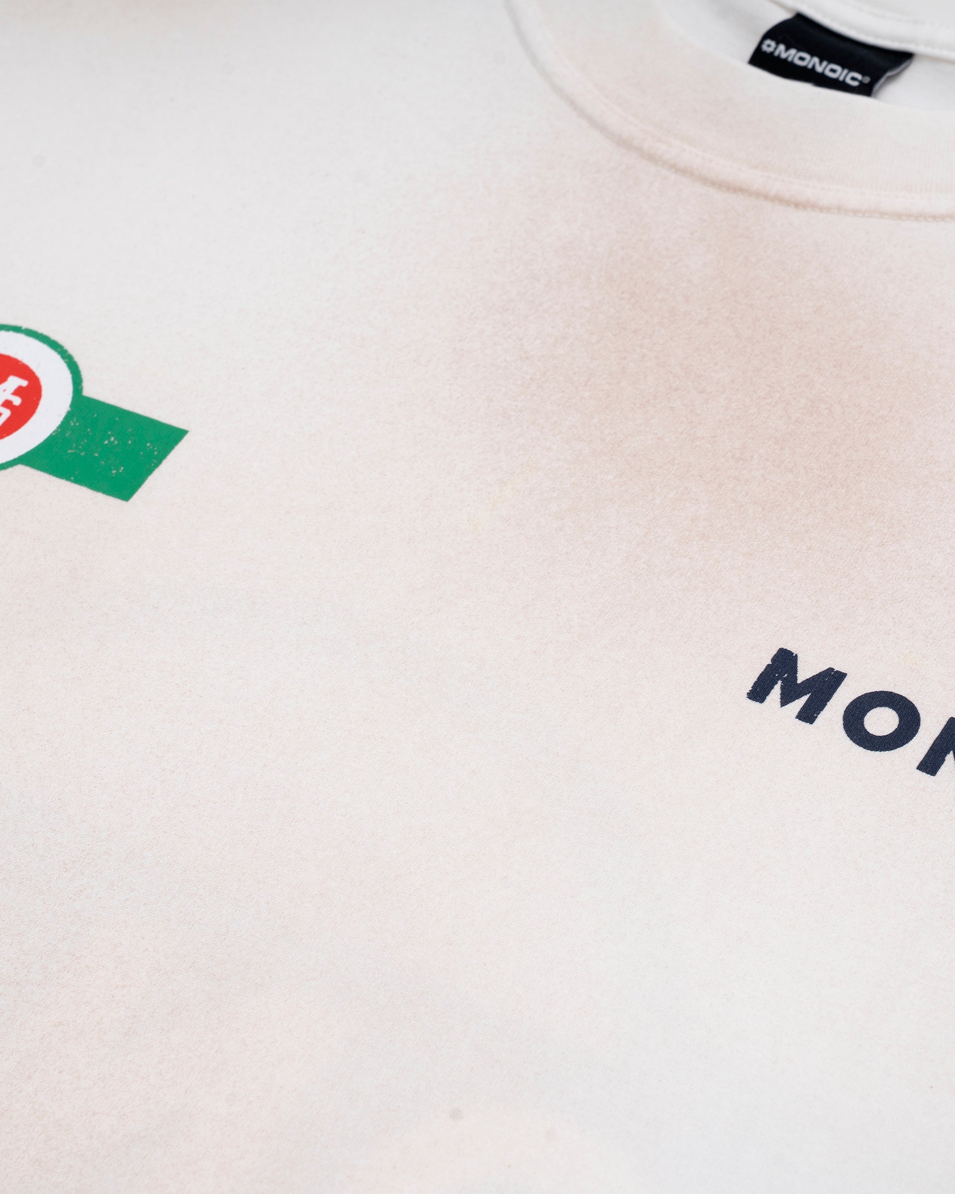 Camiseta Boxy Fit Martini - blanco hueso con estampados desgastados y manchas en aerosol |  MONOIC