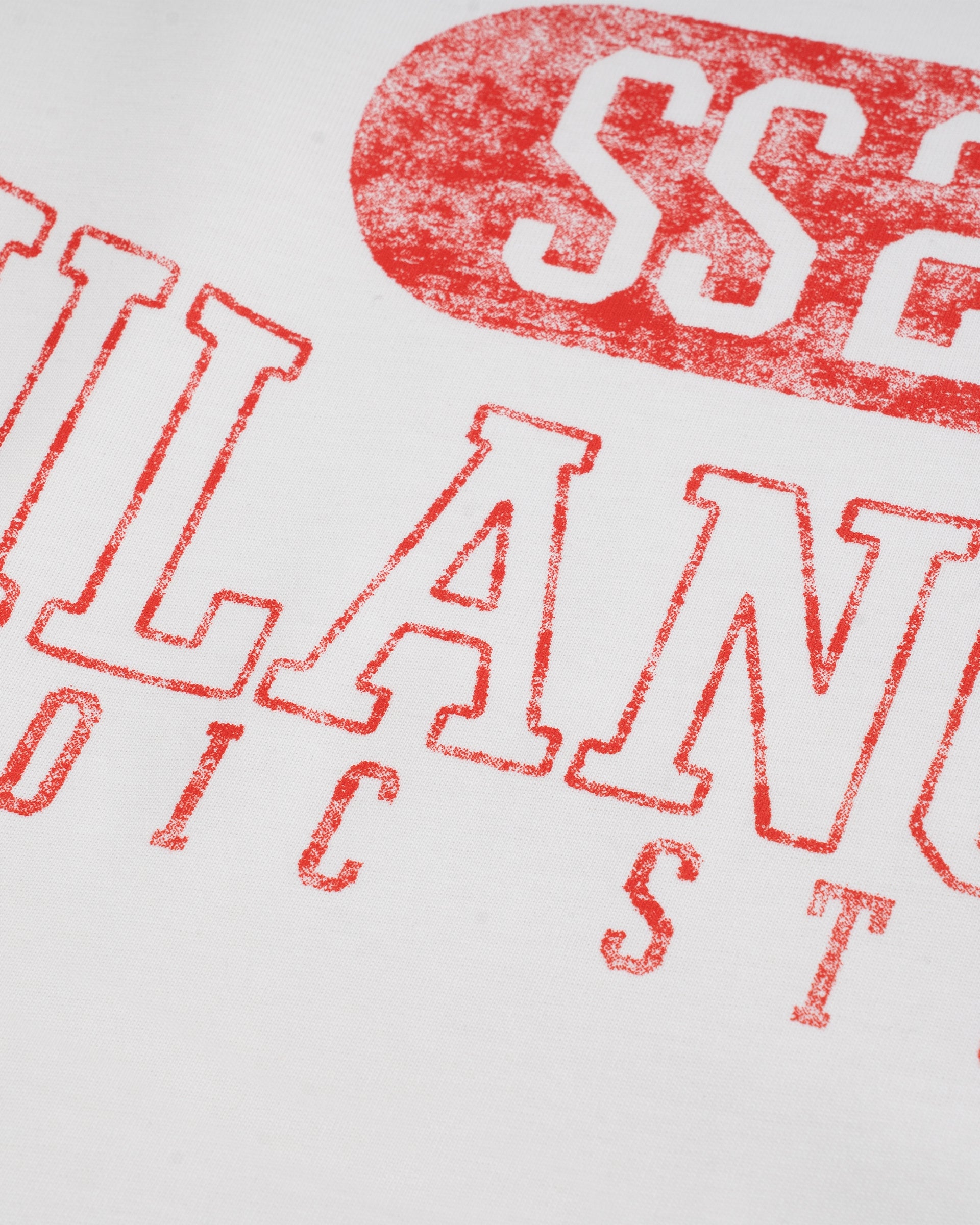 Camiseta Tutto Bene Ringer Fit blanco hueso con cuello y mangas rojas y estampado milano desgastado | MONOIC