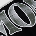 Camiseta negra oversized con doble manga en cuadros verdes y blancos con un bordado trasero en la parte superior | Camisetas MONOIC