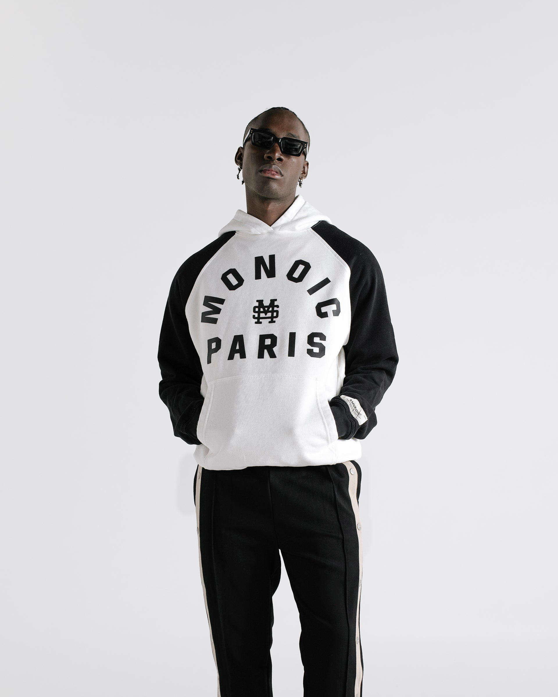 Raglan Hoodie Monoic Paris Blanco y Negro | Hoodies Parisian Dreams | Monoic Studios
