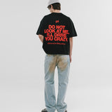 Camiseta Boxy Fit Don't Look - Negro Oscuro