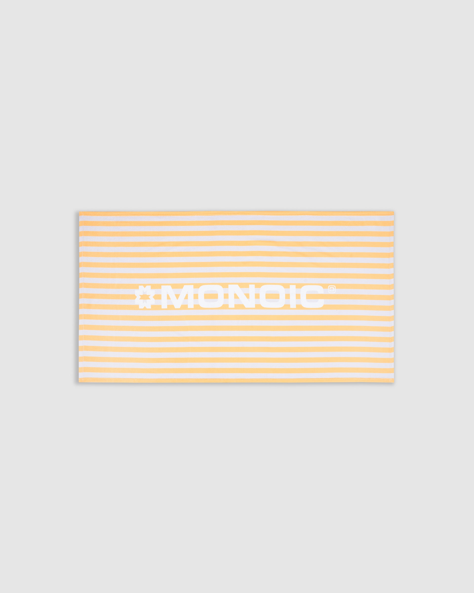 Toalla Monoic blanca con líneas amarillas gruesas y la palabra Monoic escrita horizontalmente.
