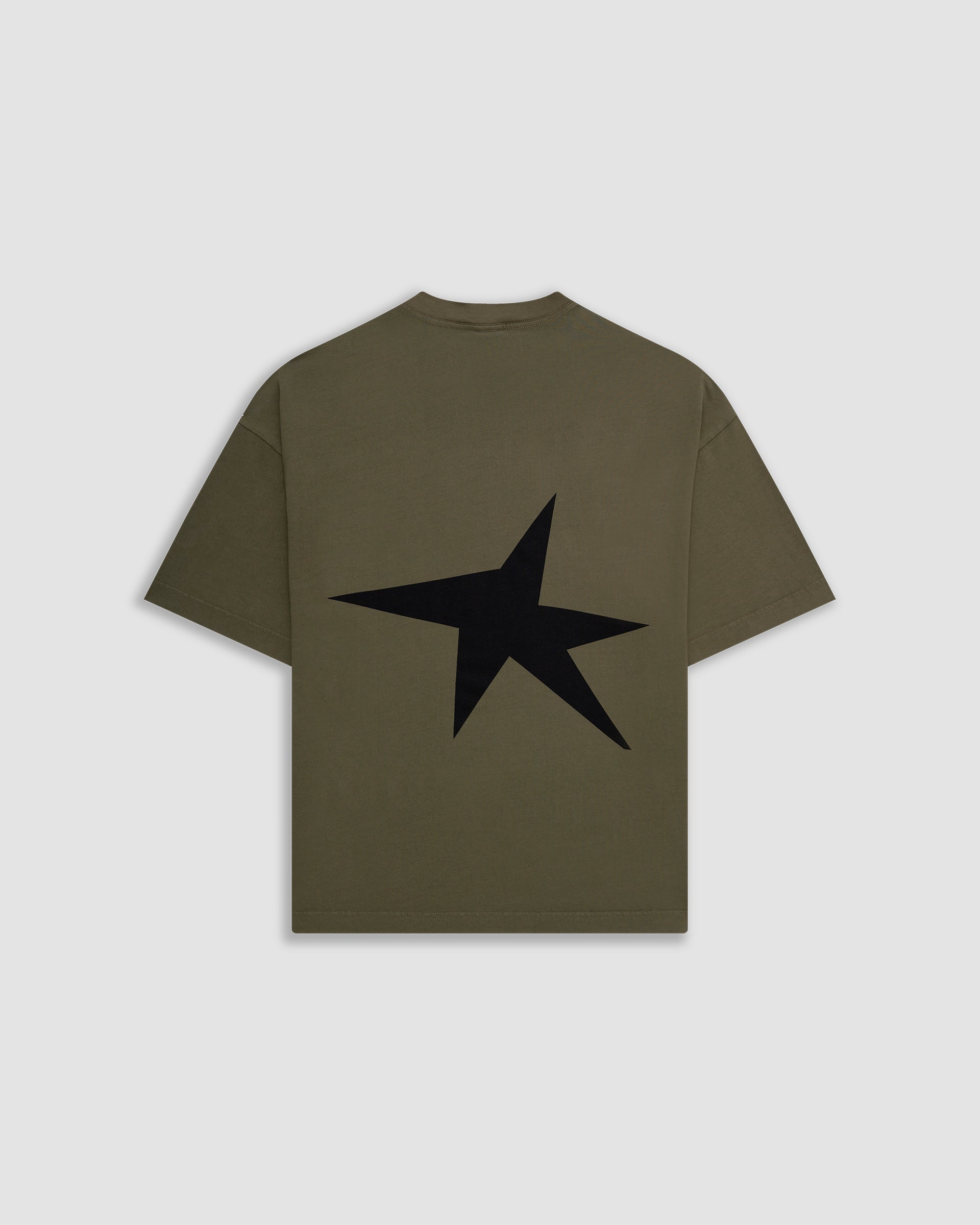 Camiseta Boxy Fit Riva verde oliva con estrella en la espalda y logo frontal en corrosión | MONOIC