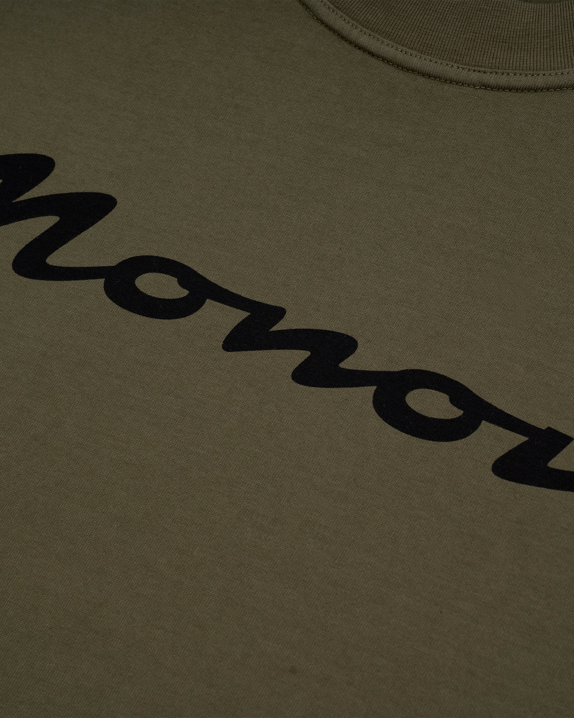Camiseta Boxy Fit Riva verde oliva con estrella en la espalda y logo frontal en corrosión | MONOIC