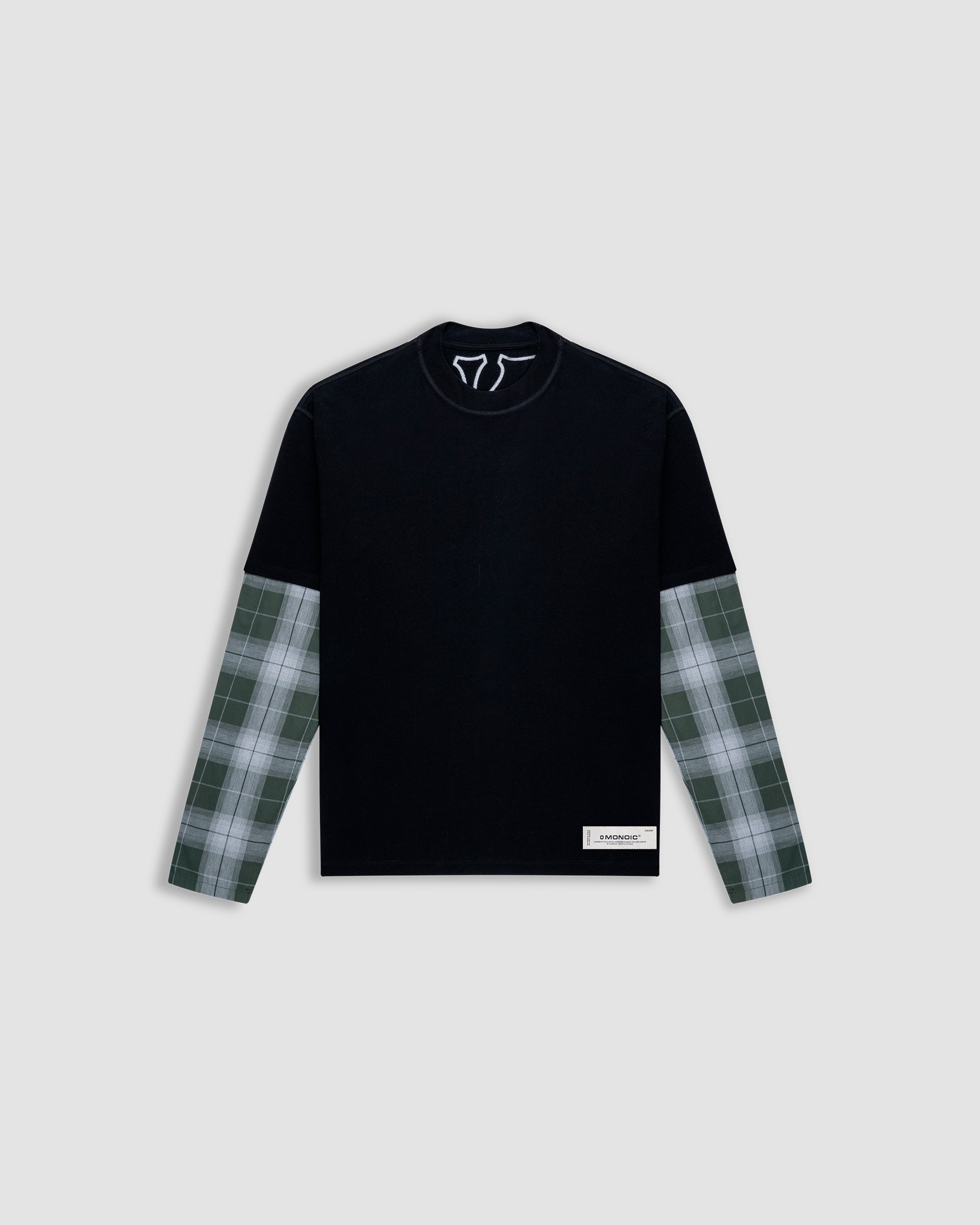 Camiseta negra oversized con doble manga en cuadros verdes y blancos con un bordado trasero en la parte superior | Camisetas MONOIC 